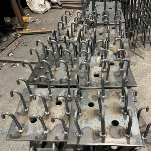 图纸中如何确定黄南预埋件的位置？